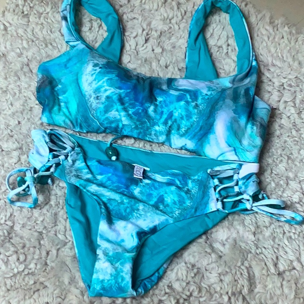 BECCA 2 PIECE SWIMSUIT EUC M/L